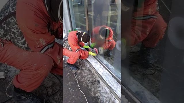 Шлифовка и полировка витража. Удаление кислотного граффити со стекла. смотреть онлайн