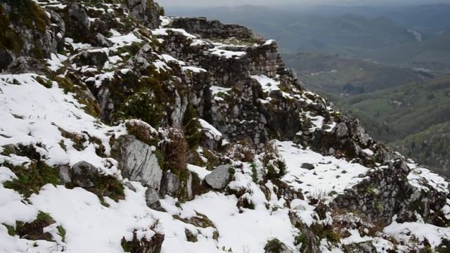 Старая кладка деревни замка Монсегюр - Ancient stonework of Montsegur castle FULL HD смотреть онлайн