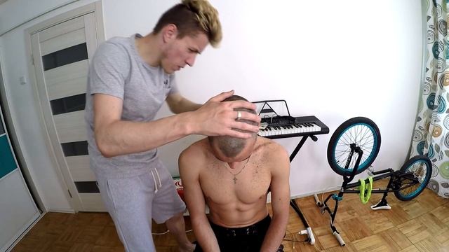 ПОБРИЛСЯ НАЛЫСО РАДИ ПРОСМОТРОВ НА YOUTUBE !? / ЛЫСЫЙ или ВОЛОСАТЫЙ / PRANK смотреть онлайн