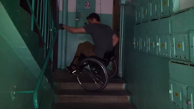 Техника езды на коляске. Бордюр и ступеньки. смотреть онлайн