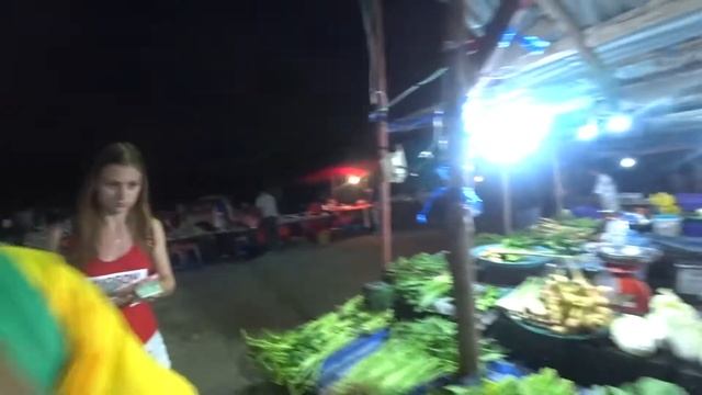 Катаемся на каноэ с ребенком. Еда на рынке. Вася ест личинок. Камала, Пхукет. смотреть онлайн