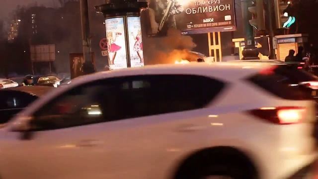 Возгорание автомобиля в центре города смотреть онлайн