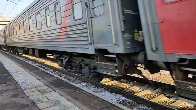 Электровоз ЭП1П-024 с пассажирским поездом и приветливой бригадой смотреть онлайн