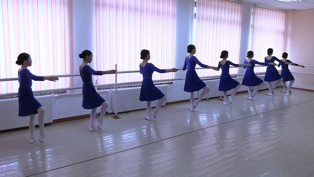 Экзерсис классического танца: у станка (девочки, средняя группа) смотреть онлайн