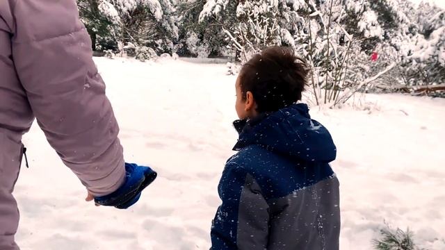 Colors of snow. Kids paint on snow. Winter activities смотреть онлайн