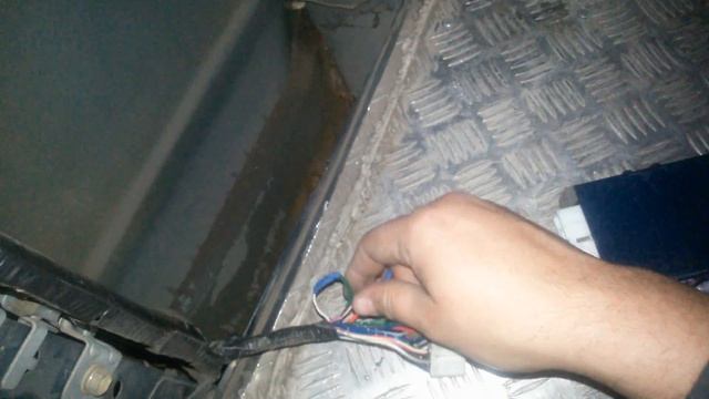 Кнопка стеклоподъемника от ВАЗ для заднего стекла HILUX SURF смотреть онлайн