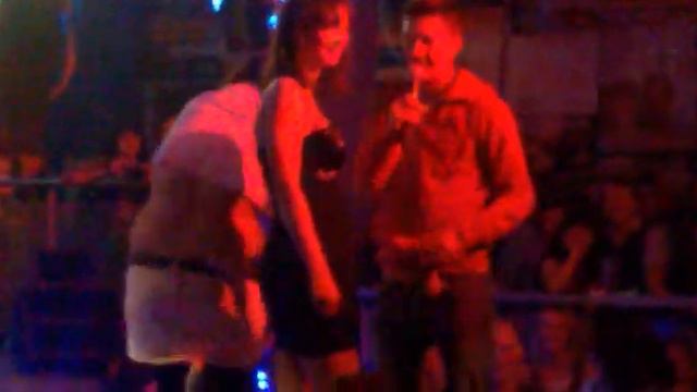 Девченка просто жет на сцене клуб Матрица,Калининград смотреть онлайн