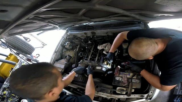 Timelapse Tacoma 3.4L valve cover gasket replacement смотреть онлайн