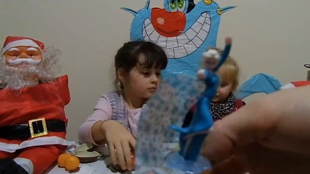 KINDER-сюрпризы из серии ХОЛОДНОЕ СЕРДЦЕ, какой сюрприз лучше))) Видео для детей. смотреть онлайн