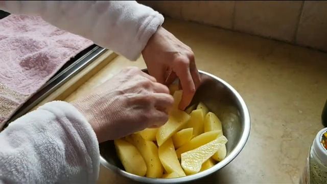 Готовим вместе.Картошка,запеченная в духовке.Хороший гарнир для любого мясного и рыбного блюда. смотреть онлайн