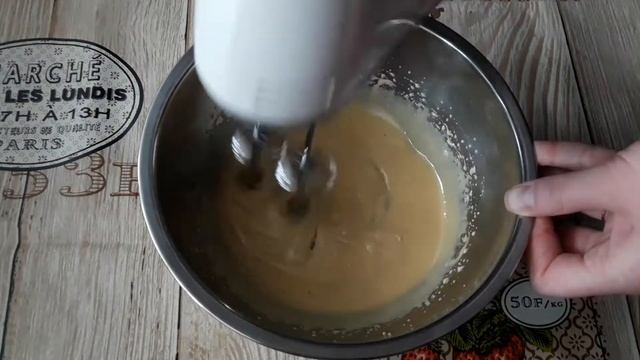 Когда ХОЧЕТСЯ что-нибудь СЛАДКОГО, а в магазин идти ЛЕНЬ. Взбиваю МЕД миксером смотреть онлайн