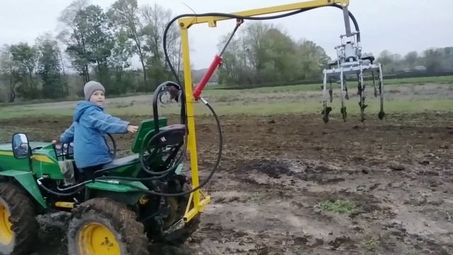 самодельный грейферный захват к минитрактору. смотреть онлайн