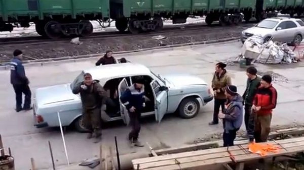 17 человек в машине волге