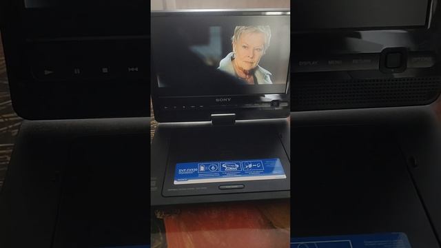 Sony DVP-FX930 портативный DVD плеер смотреть онлайн