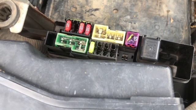 2007-2012 Nissan Versa Fuse Box Location & Relay Location смотреть онлайн
