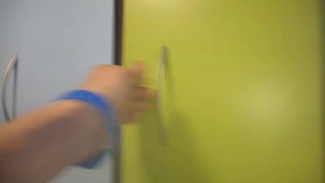 Закрываю электронным браслетом свою одежду в шкафчик аквапарка после переодевания в моей кабинке. смотреть онлайн