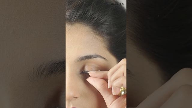 The easiest way to apply FALSE LASHES! #shorts смотреть онлайн