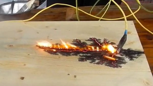 Рисунок молнии на разделочной доске. The lightning bolt on cutting Board.