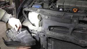 Замена радиатора GOLF 4 / Снятие решетки, бампера, фар и телевизора