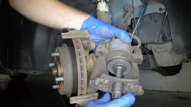 Ford Focus (2001 - 2005) - Front brake pads renewal смотреть онлайн