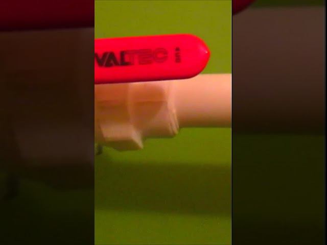 Слесарь отремонтировал трубу в ванной - сказал должно помочь смотреть онлайн