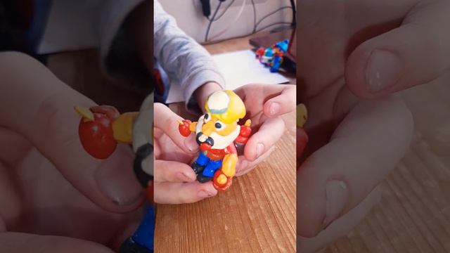 Богдан показывает новую пластилиновую фигурку Динамайка из игры 'Бравл Старс'. смотреть онлайн