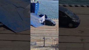 Выгрузка автомобилей из Японии в порту Владивостока.