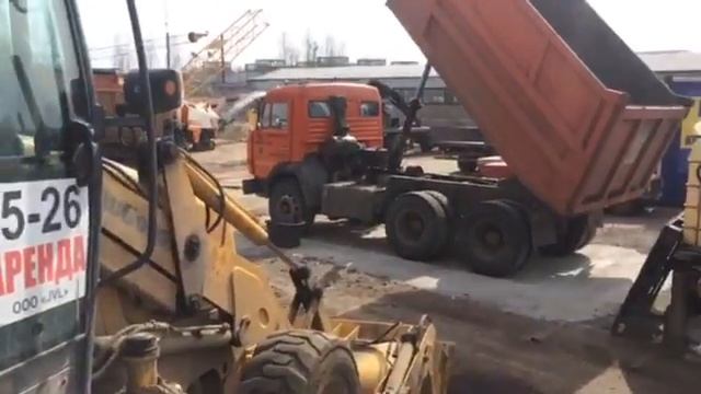 Расширение канавы экскаватором-погрузчиком