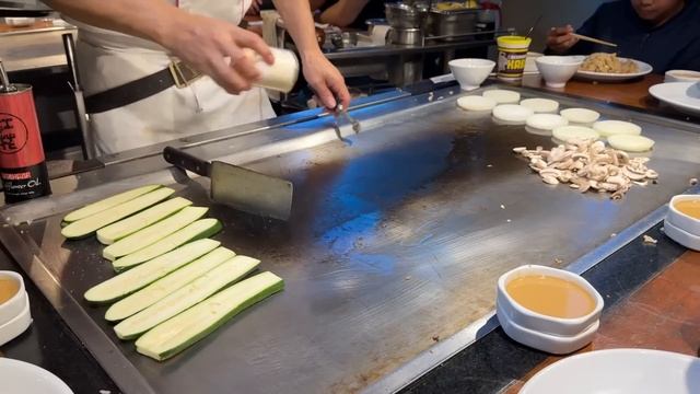 Шоу в японском ресторане / Необычный ресторан в Америке / Влог США смотреть онлайн