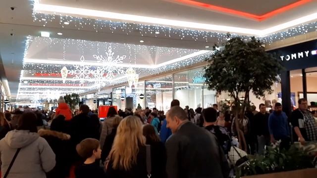 Ледовое шоу в ТЦ Черный мост Прага смотреть онлайн