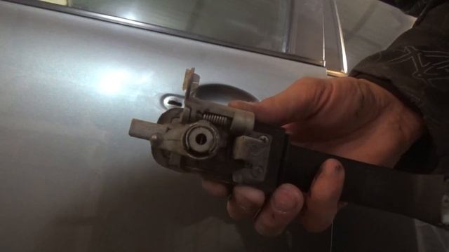 Как снять наружную дверную ручку. Лада Калина. смотреть онлайн