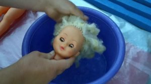 Приводим волосы куклы в порядок.