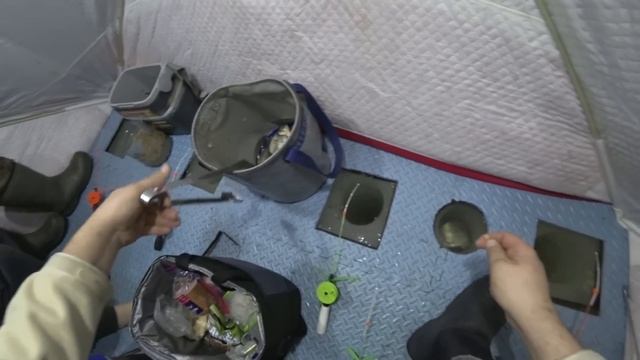ПЕРВАЯ РЫБАЛКА В 2023 ЗИМНЯЯ РЫБАЛКА С НОЧЕВКОЙ КАРАСЬ ЗИМОЙ смотреть онлайн