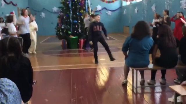 танец на зимнию тематику ,под песню простоквашино смотреть онлайн