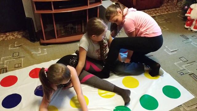 Играем в твистер.