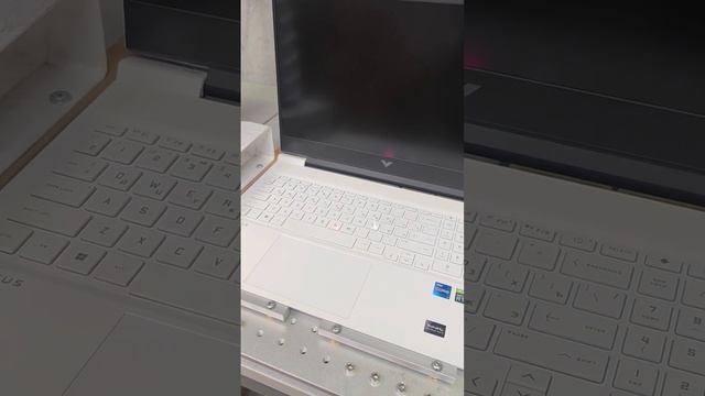 Гравировка белого ноутбука HP Victus 1016 смотреть онлайн