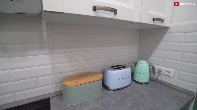 ОБЗОР КУХНИ ИНСТА-БЛОГЕРА. КАК ВСЕ РАЗМЕСТИТЬ НА 4,8 КВ.М. Рум Тур. Ремонт яркой кухни смотреть онлайн