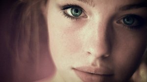 КОРОЛЕВА У ОКНА