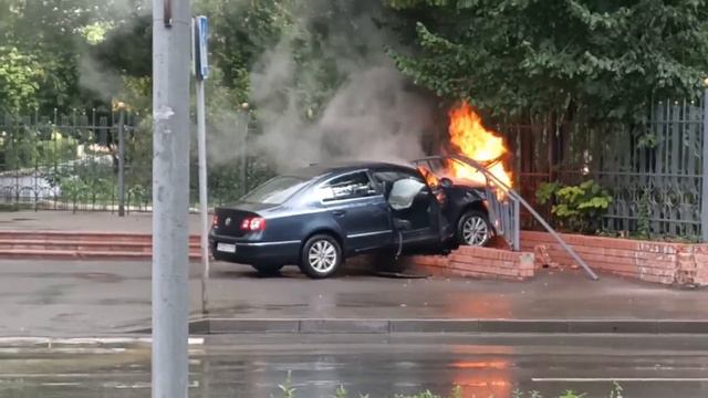 В Саратове пьяный водитель иномарки протаранил забор Детского парка смотреть онлайн