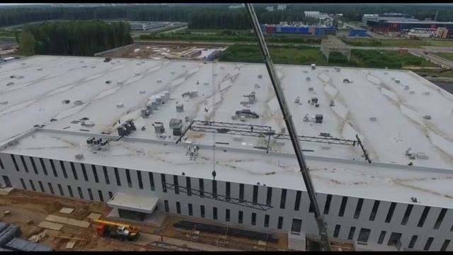 Кран 250 тонн-ик Liebherr LTM 1250 при подъёме на крышу