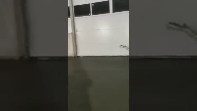 промышленные бетонные полы с применением топпинга(упрочненный верхний слой)работа по затирке смотреть онлайн