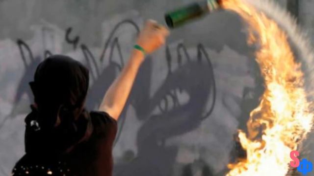 Бутылкой в окно - ОБМАНУТАЯ ЖЕНА АТАКОВАЛА КВАРТИРУ ЛЮБОВНИЦЫ МУЖА. Жаль, без «Коктейля Молотова» смотреть онлайн