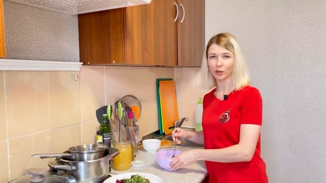 Пока не закончился сезон хурмы. Готовим салат с хурмой сыром и рукколой.