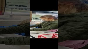 Майя управляет роботом