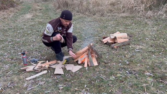 ? Костёр в осеннем лесу с потрескивающим звуком огня и горящими поленьями смотреть онлайн