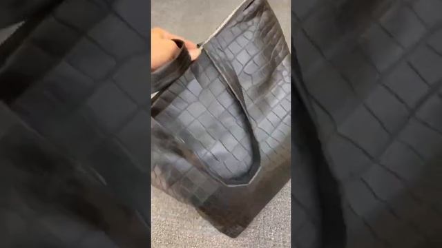 Сумка - шоппер из мягкой кожи крокодила, в чёрном цвете! смотреть онлайн