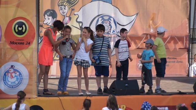 Дети поют песню @victoriadaineko Дыши на Празднике Мороженного смотреть онлайн