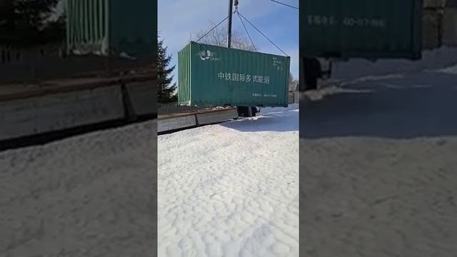 Доставка манипулятором морского контейнера 20 футов высотой 2,9 м. смотреть онлайн