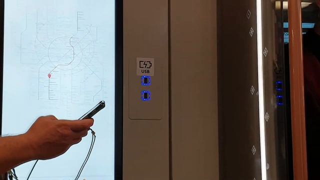 USB порты находятся прямо в сиденьях метро. Москва. смотреть онлайн