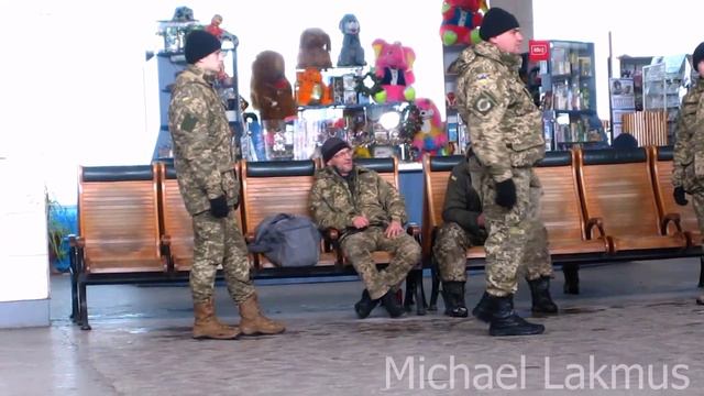 Пьяного воина приковали наручниками к сиденью 2 смотреть онлайн